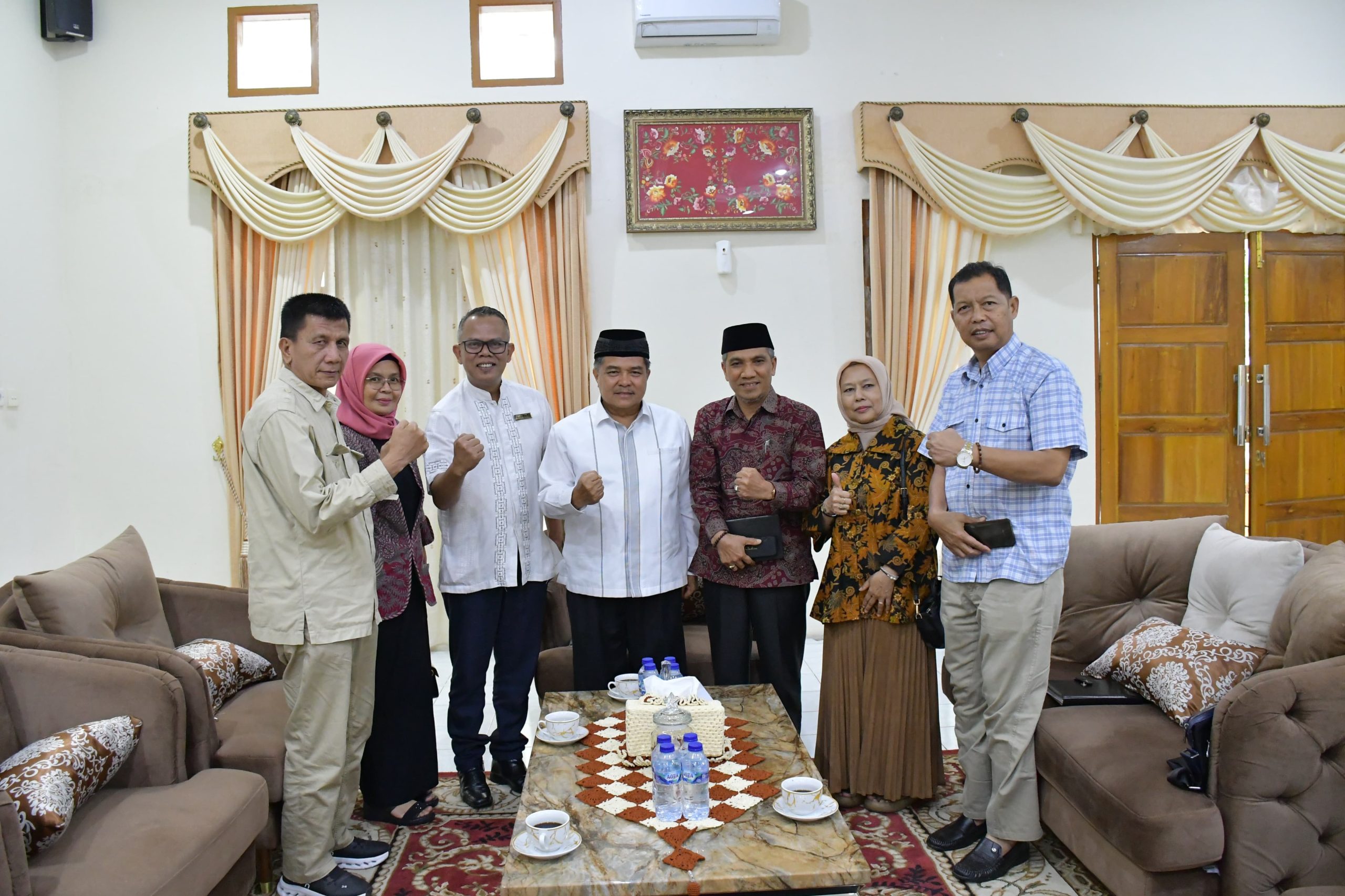 bupati-agam-audiensi-dengan-panitia-pengukuhan-jam-gadang-88,mesti-jadi-penggerak-sosial