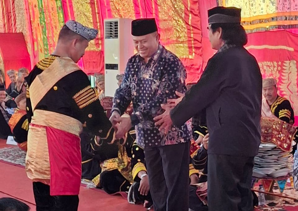 gubernur-sumbar-apresiasi-pengukuhan-fauzi-bahar-sebagai-penghulu-suku-koto
