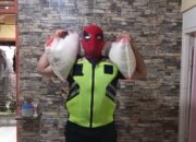 Spiderman Padang Bagikan Nasi, Cukup Telepon, Datang!