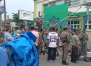 Satpol PP Padang Tertibkan PKL di Depan RS Ibnu Sina