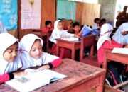 SDN Kekurangan Kelas, Siswa Belajar di Pustaka