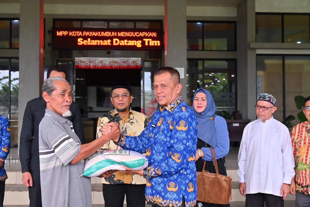 sinergi-arisal-aziz-dan-pemko-payakumbuh-untuk-pedagang-usai-kebakaran-pasar