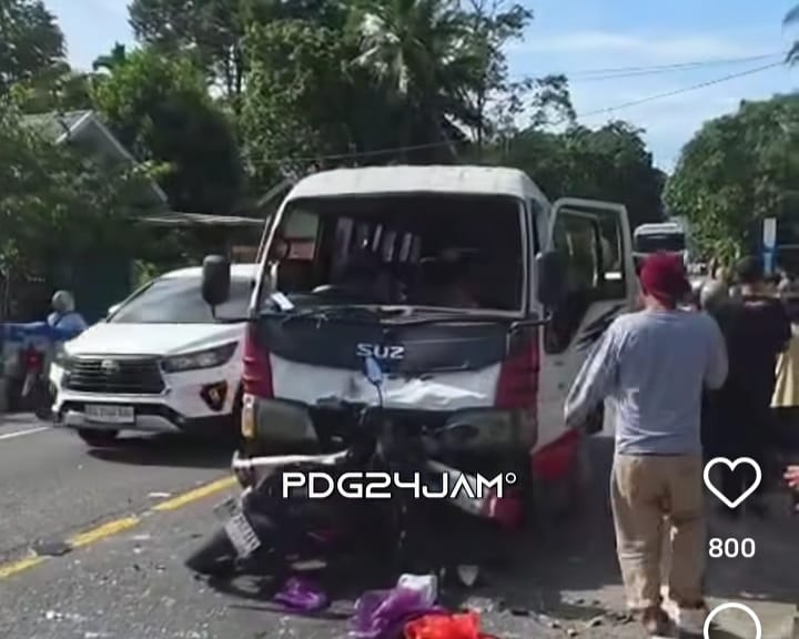 bus-tintin-tabrakan-dengan-motor-hingga-ringsek-di-kayu-tanam