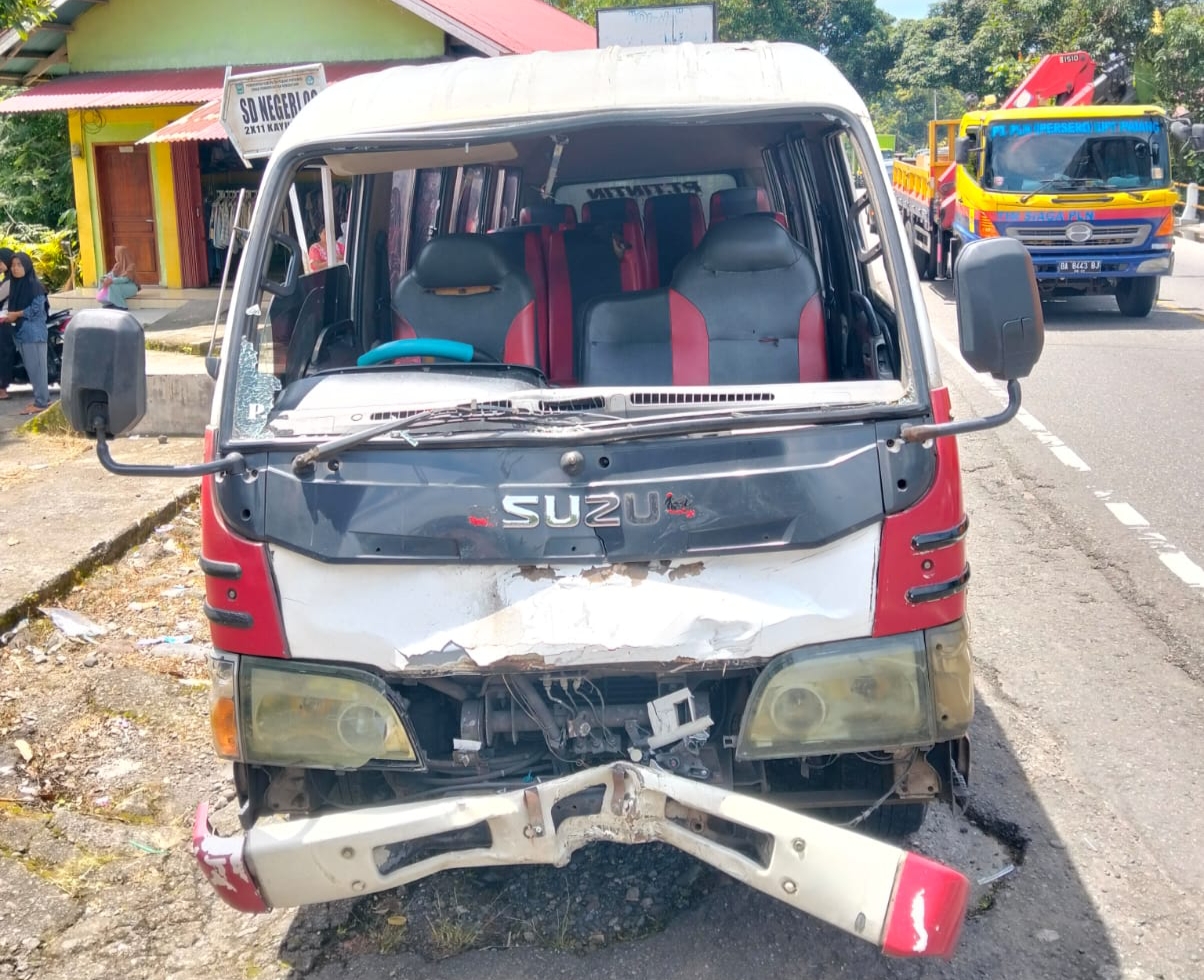 satu-korban-meninggal,-begini-kronologi-laka-bus-pt-tintin-vs-pemotor-di-jalan-lintas-kayu-tanam