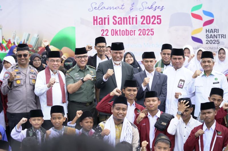 hari-santri,-gubernur-sumbar-serahkan-penghargaan-untuk-lima-santri-berprestasi