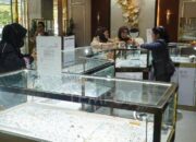 Harga Emas Antam Turun, Investor Ambil Peluang?