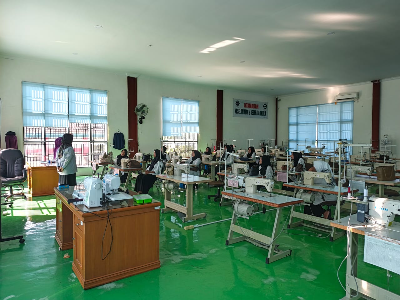 lewat-program-bmn,-pt-semen-padang-dorong-umkm-bed-cover-kube-sehati-bandar-buat-naik-kelas