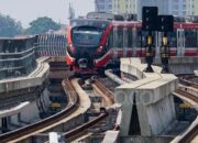 LRT Jabodebek Berhenti, Penumpang Tertahan Alami Keterlambatan