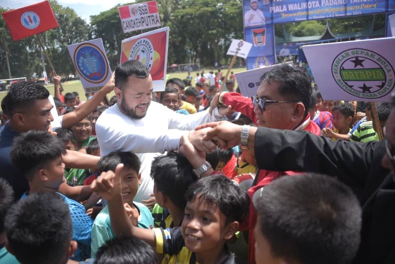 fadly-amran-buka-festival-sepak-bola-piala-wali-kota-padang-2025