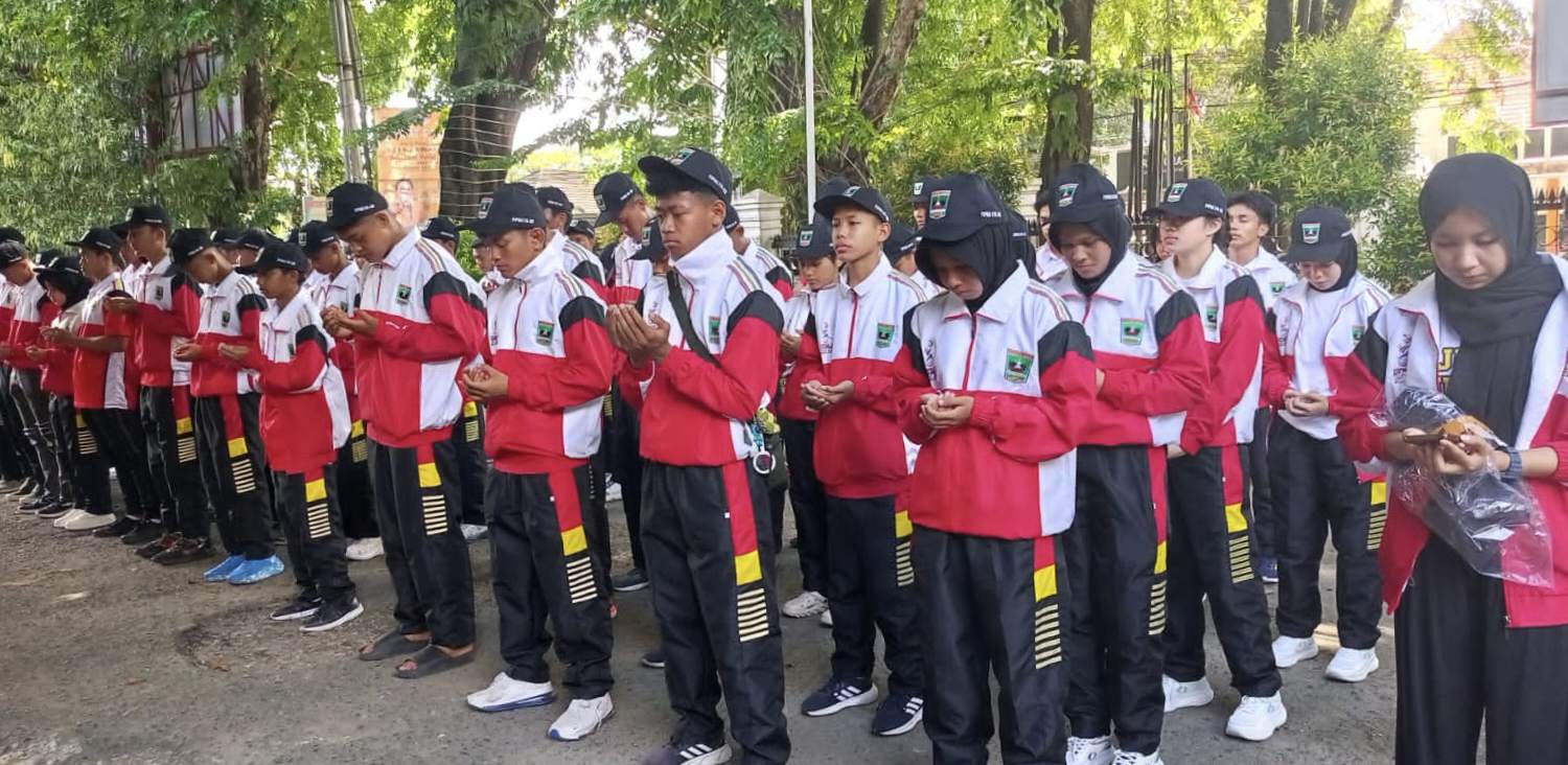 hanya-dengan-modal-kemauan-dan-doa,-kontingen-popnas-sumbar-dilepas-ke-jakarta