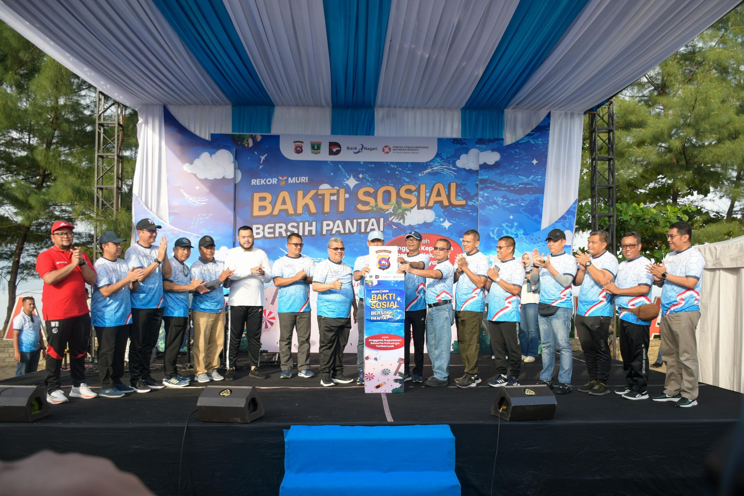 didukung-pt-semen-padang,-polda-sumbar-pecahkan-rekor-muri-lewat-aksi-bersih-pantai-purus