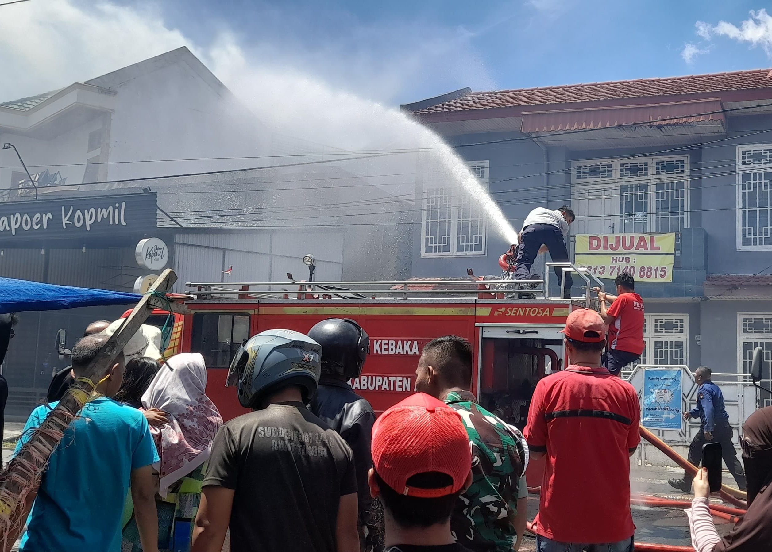 11-rumah-terbakar-di-dekat-kantor-pajak-bukittinggi