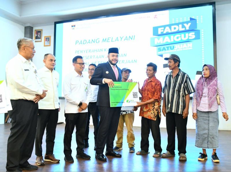 fadly-amran-serahkan-kartu-bpjs-untuk-ribuan-pekerja-rentan-di-padang