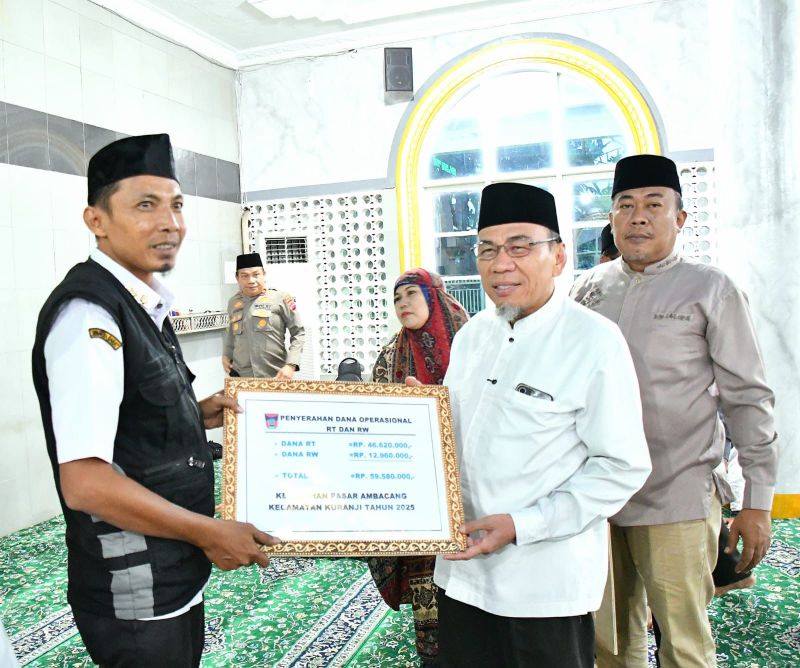 pemko-padang-salurkan-dana-operasional-rp1,4-miliar-untuk-rt,-guru-tpq,-dan-kader-posyandu