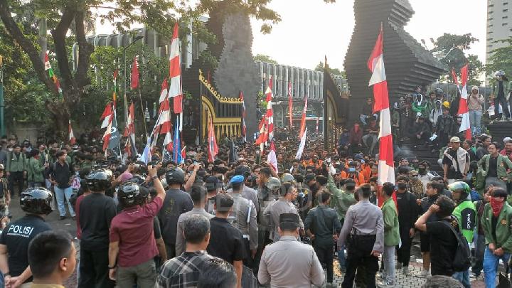 ojk:-klaim-asuransi-akibat-demo-agustus-mencapai-rp-150-m