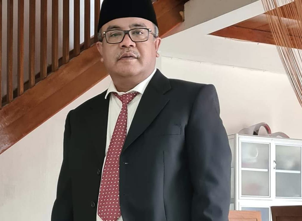 Yosmeri, Wakil Ketua PW Muhammadiyah Sumbar, memberikan keterangan pers terkait dugaan keracunan massal pada program Makanan Bergizi Gratis (MBG) di Padang, Sumatera Barat.