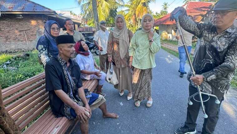 ny.-nita-azis-bantu-ali-munir-dengan-sembako-dan-tongkat