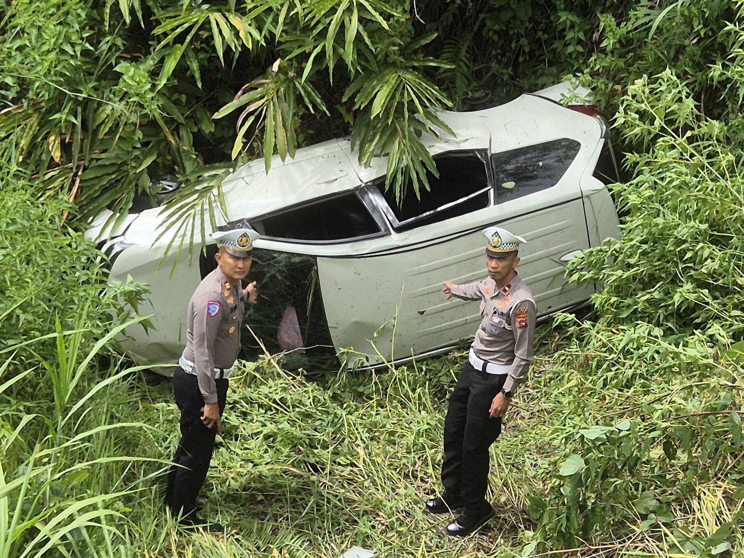 satu-unit-avanza-terjun-jurang-di-gunung-talang-solok,-sopir-dan-penumpang-luka-luka