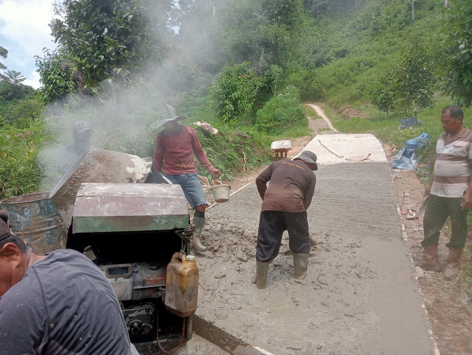 gotong-royong-di-puncak-labuang:-peladang-dan-pt-semen-padang-ubah-jalan-tanah-jadi-beton