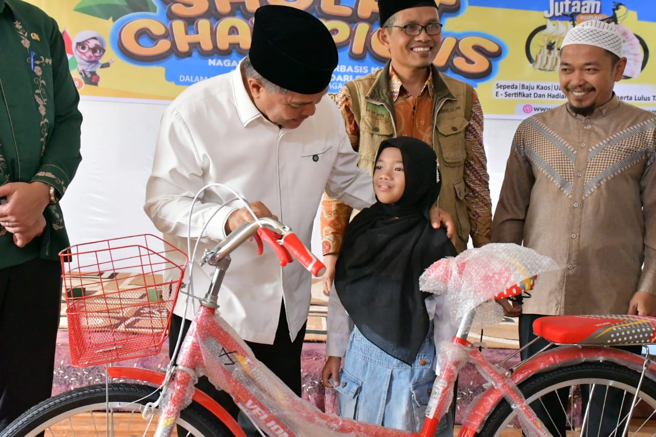 bupati-agam-serahkan-hadiah-salat-champions-di-islamic-center-magek