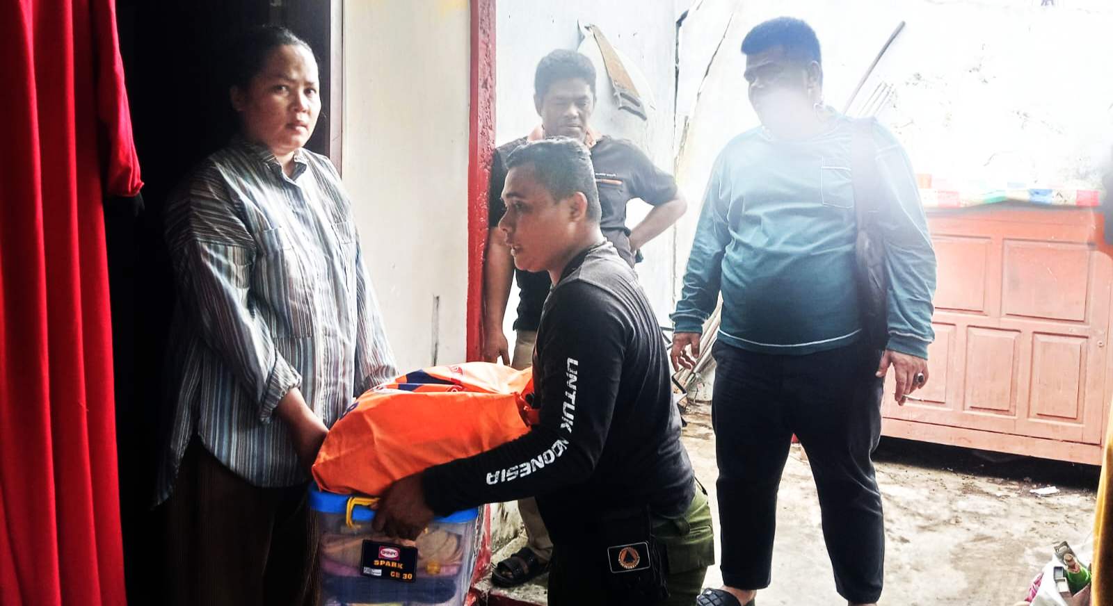 bpbd-padang-peduli-warga-bungus-teluk-kabung-yang-terdampak-angin-puting-beliung 