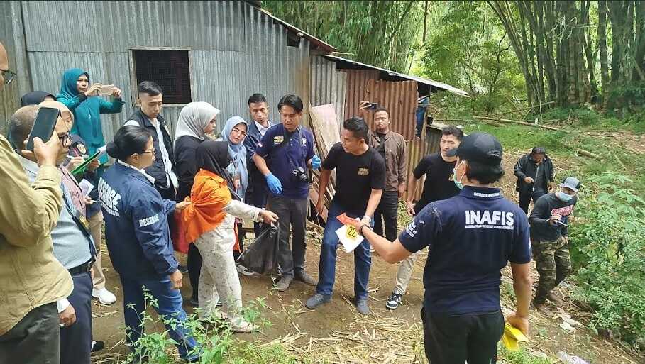 reka-ulang-kasus-pembunuhan-bayi-di-ngarai-sianok,-tersangkan-peragakan-24-adegan