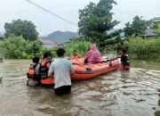 BPBD Padang Evakuasi Ibu Hamil dari Banjir Dadok