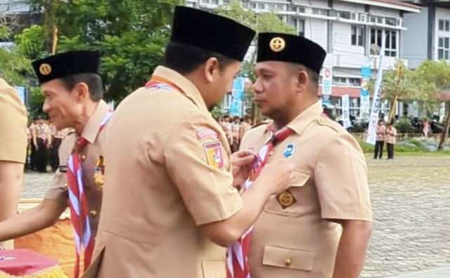 aprinaldi-terima-lencana-darma-bakti