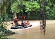 Banjir Agam: Tim SAR Selamatkan Warga Terjebak