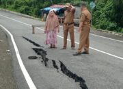 Hujan Deras Sebabkan Jalan di Teluk Bayur Retak