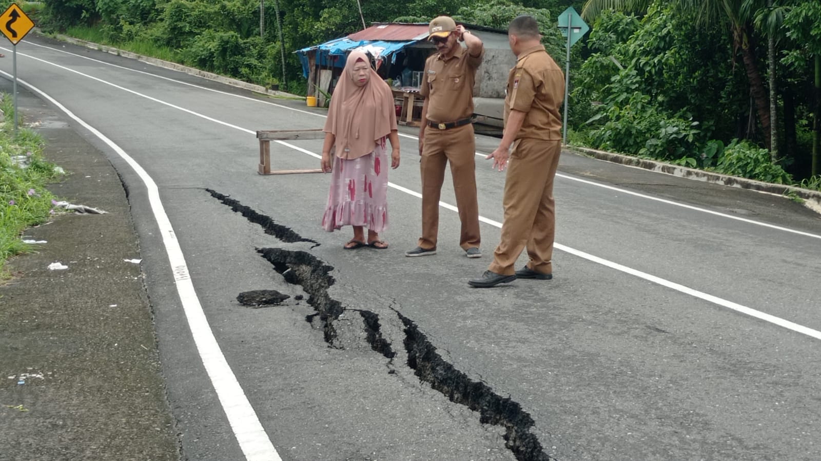 jalan-di-bukit-peti-peti-teluk-bayur-retak-usai-diguyur-hujan-deras