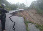 Longsor Putuskan Akses Jalan Padang-Bukittinggi Via Malalak