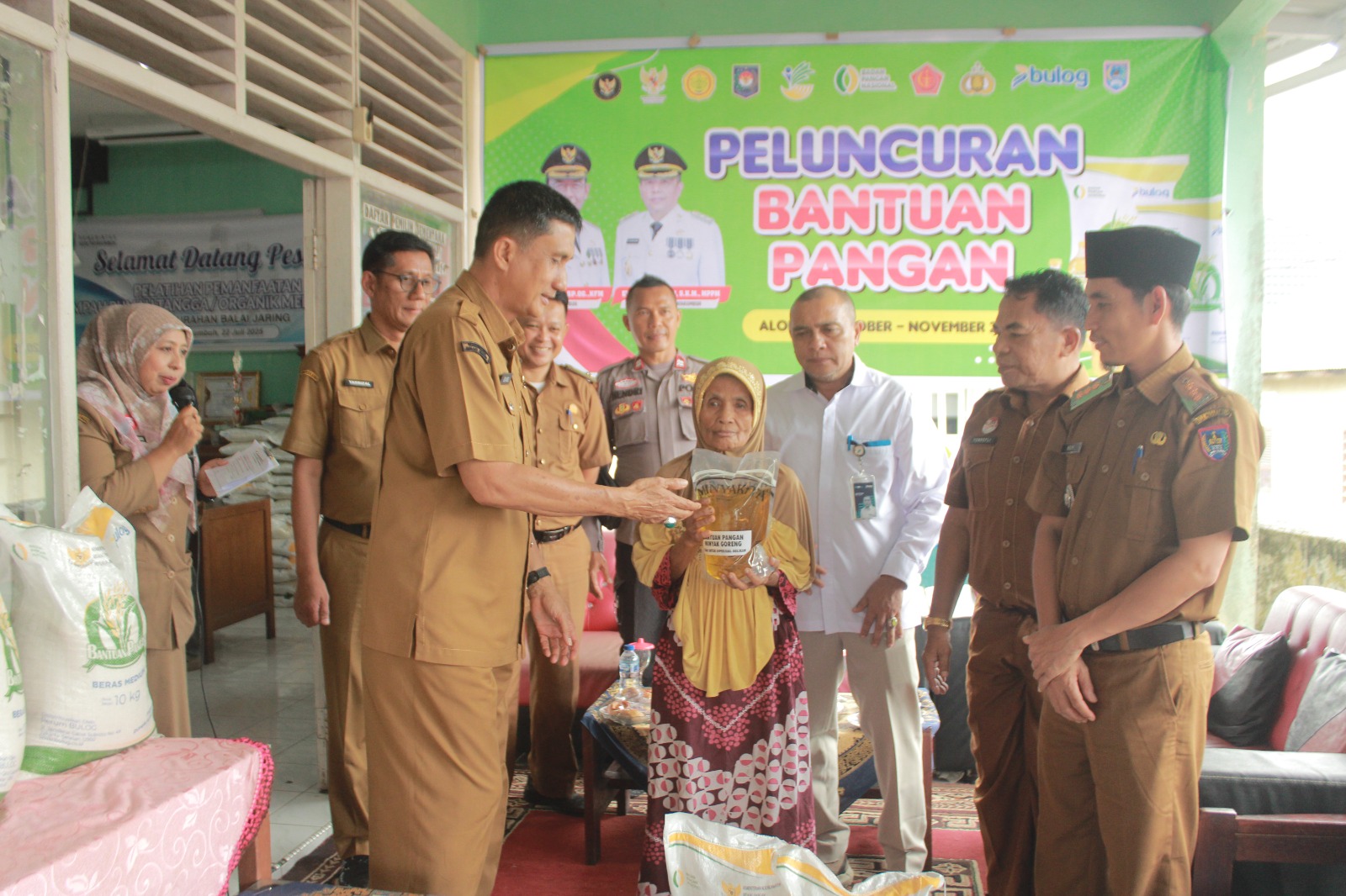 pemko-salurkan-bantuan-pangan-cpp:-7.099-keluarga-payakumbuh-terima-beras-dan-minyak-goreng