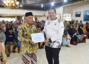 Walikota Pariaman Serahkan Simbolis BLT Kesra kepada Warga