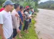 Arus Sungai Seret Warga Pessel Saat Menyeberang