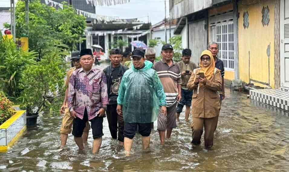 minta-pemko-cairkan-btt,-muharlion-terjun-langsung-tinjau-banjir-di-koto-tangah