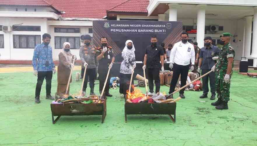 kejaksaan-negeri-dharmasraya-musnahkan-barang-bukti-tindak-pidana