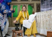 Ratu Maxima Belajar Membatik, Bahas Keuangan dengan Perajin