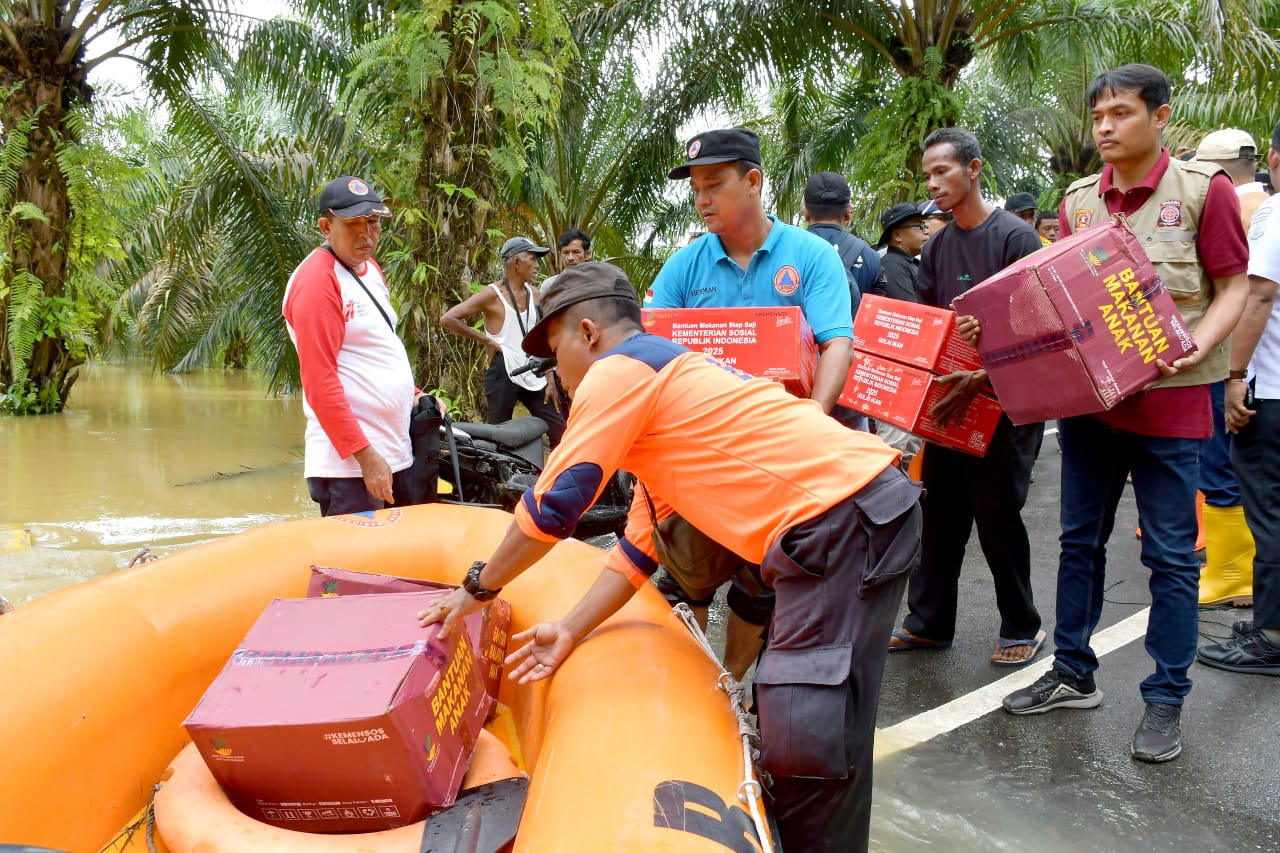 pemkab-agam-pasok-bantuan-obat-dan-makanan-untuk-warga-terdampak-banjir-di-anak-aia-kasiang
