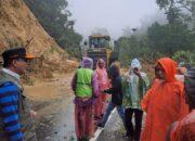 Gubernur Pantau Penanganan Longsor Lembah Anai, Akses Dibuka