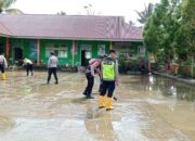 Kapolsek Pimpin Polisi Bersihkan Lumpur Banjir di Sekolah