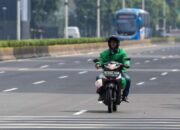 Smartphone Bantu Driver Ojol Bertahan di Tengah Terik