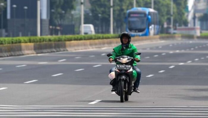 Smartphone Bantu Driver Ojol Bertahan di Tengah Terik