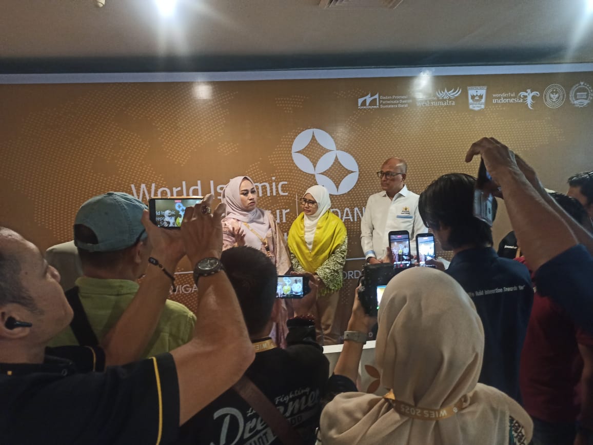 Pembukaan World Islamic Entrepreneur Summit (WIES) 2025 di Padang, Sumatera Barat, dengan para peserta dan pejabat yang hadir.