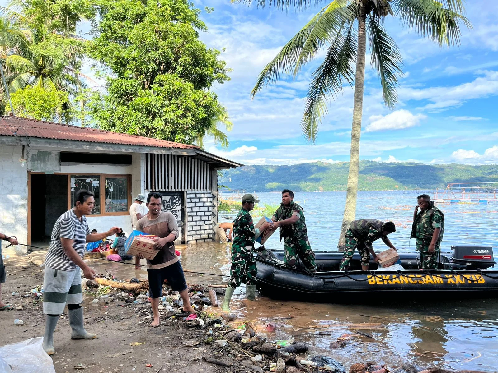 kodam-xx/tib-salurkan-bantuan-logistik-lewat-danau-singkarak