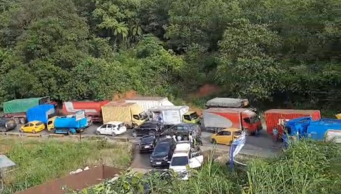 Sitinjau Lauik Lumpuh, Kecelakaan Beruntun Hambat Arus Lalu Lintas