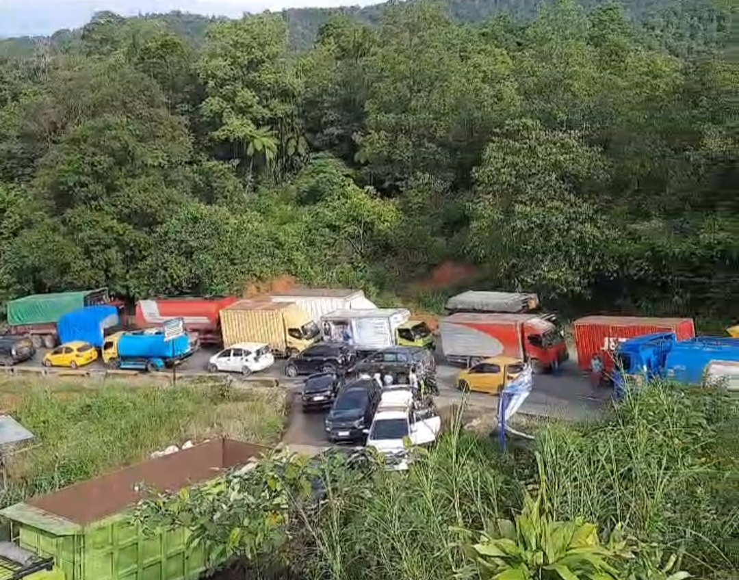 kecelakaan-beruntun-lumpuhkan-sitinjau-lauik,-macetkan-jalan-padang-solok
