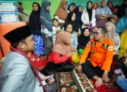Bupati Tanah Datar Salurkan Bantuan Bagi Korban Banjir