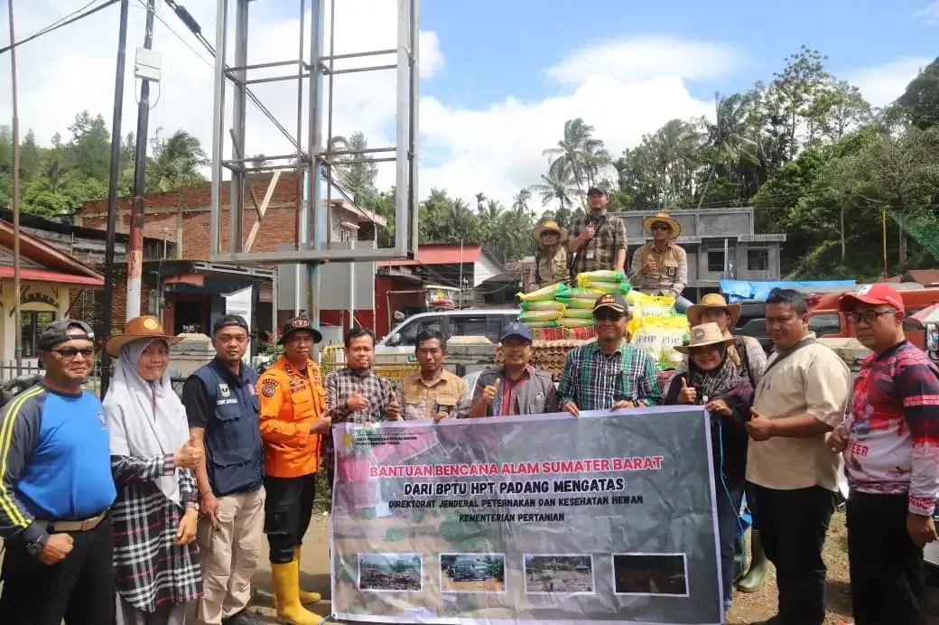 kementan-salurkan-bantuan-sembako-untuk-warga-terdampak-bencana-di-lima-puluh-kota