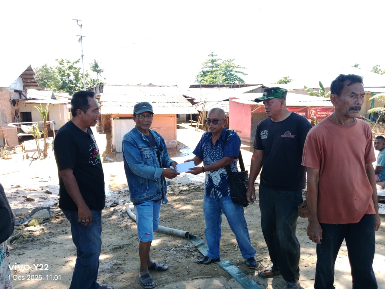 warga-lapai-terendam-lumpur,-tim-peduli-banjir-sigap-bantu-pembersihan